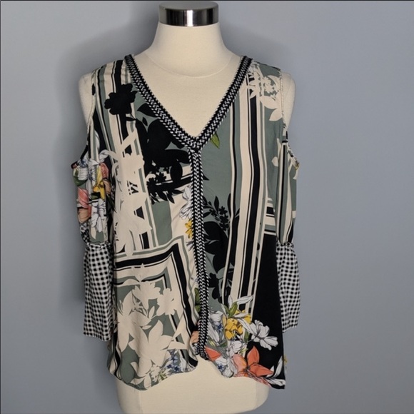 Spense V Neck gingham floral cold shoulder top - Picture 3 of 8